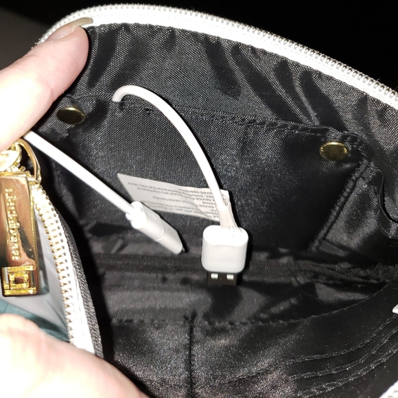 Liz Claiborne White Wristlet w/Built-In Charger NEW - Picture 7 of 10
